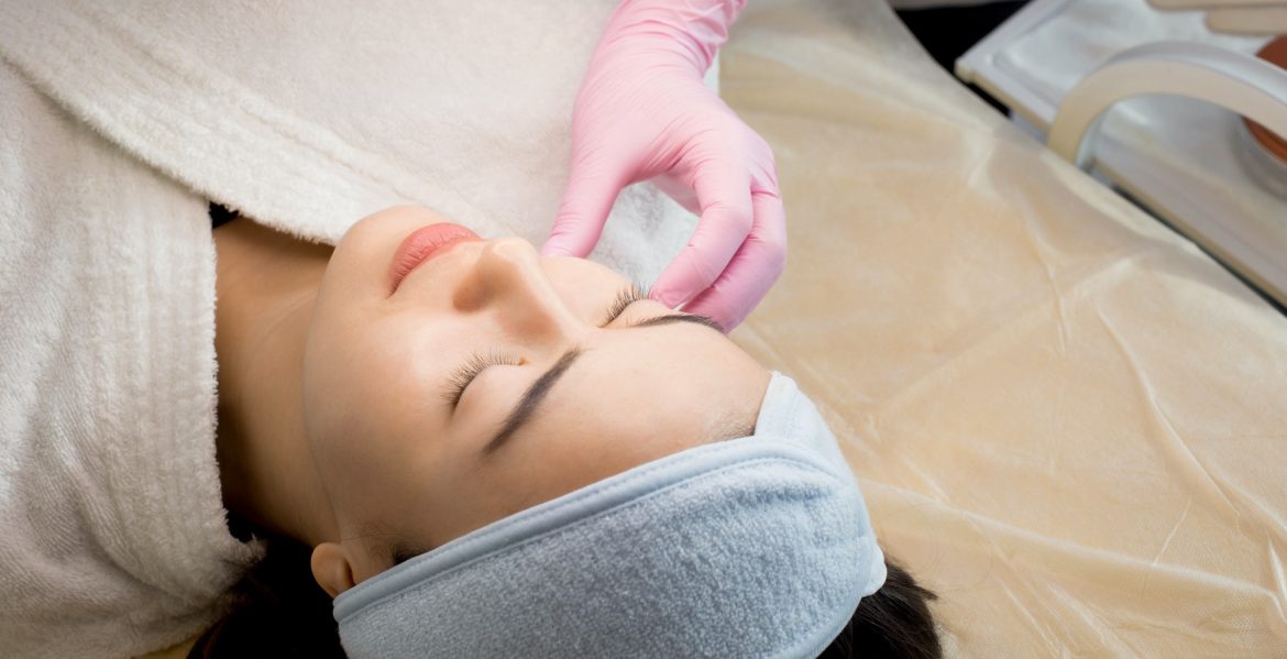 Tratamiento de nuestras especialistas inspeccionando el primer plano de la piel